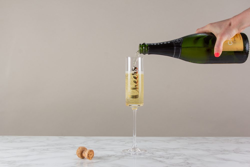 champagne flute pour