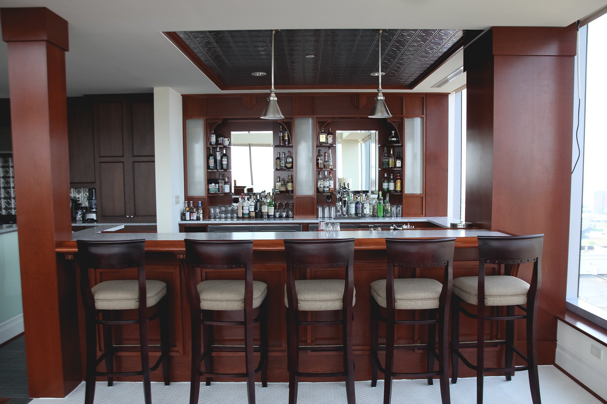 How to Set up a Home Bar That Will Impress Your Friends